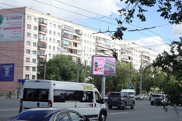 Реклама на светодиодных экранах Перекресток Комсомольского проспекта и ул.Молодогвардейцев